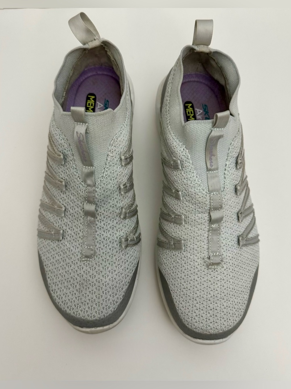Sketchers stretch knit Bungee slip-On size 6 - Gray